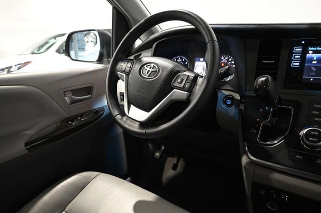 2015 Toyota Sienna XLE Mobility Handicap Van - 23023781 - 25