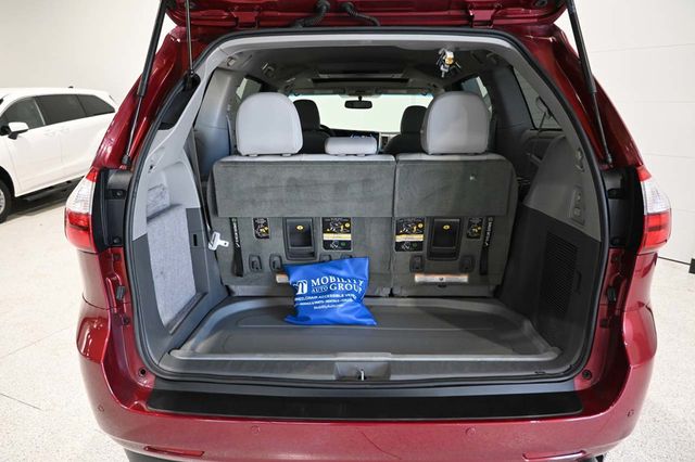 2015 Toyota Sienna XLE Mobility Handicap Van - 23023781 - 26