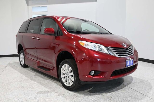 2015 Toyota Sienna XLE Mobility Handicap Van - 23023781 - 2