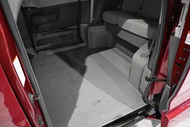 2015 Toyota Sienna XLE Mobility Handicap Van - 23023781 - 29