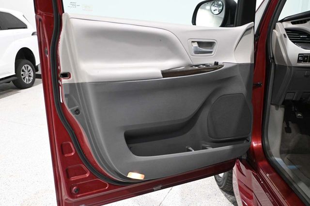 2015 Toyota Sienna XLE Mobility Handicap Van - 23023781 - 33