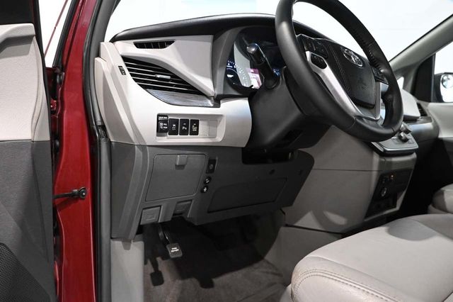 2015 Toyota Sienna XLE Mobility Handicap Van - 23023781 - 34