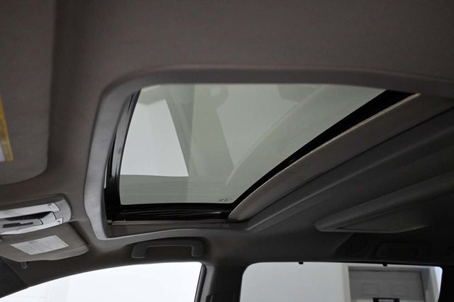 2015 Toyota Sienna XLE Mobility Handicap Van - 23023781 - 36