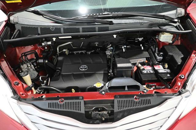 2015 Toyota Sienna XLE Mobility Handicap Van - 23023781 - 39