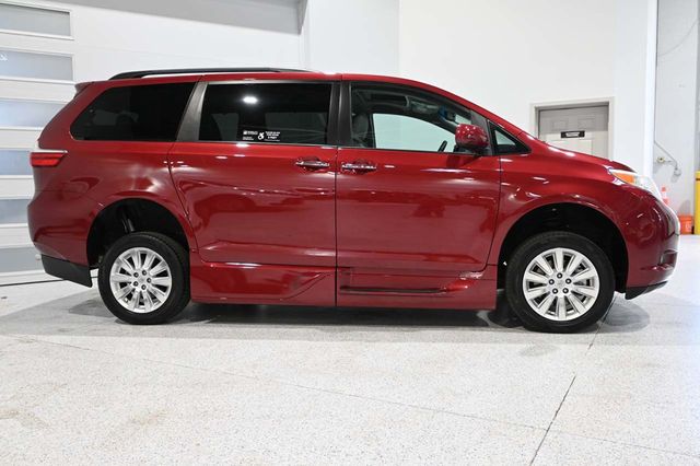 2015 Toyota Sienna XLE Mobility Handicap Van - 23023781 - 4