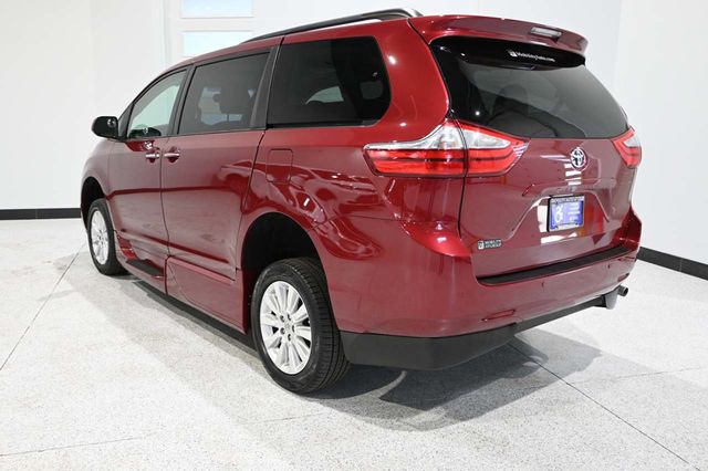 2015 Toyota Sienna XLE Mobility Handicap Van - 23023781 - 7