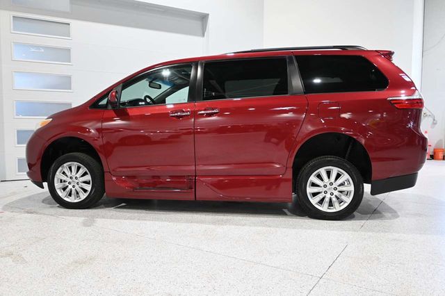 2015 Toyota Sienna XLE Mobility Handicap Van - 23023781 - 8