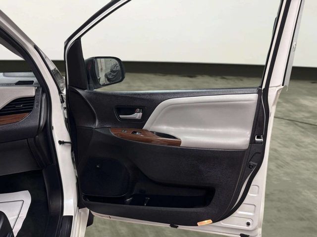 2015 Toyota Sienna XLE Premium 8 Passenger 4dr Mini Van - 23047869 - 22