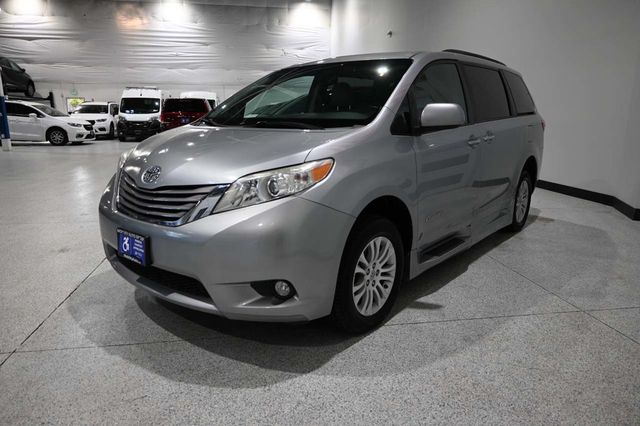2015 Toyota Sienna XLE Premium Mobility Handicap Van - 23087048 - 9