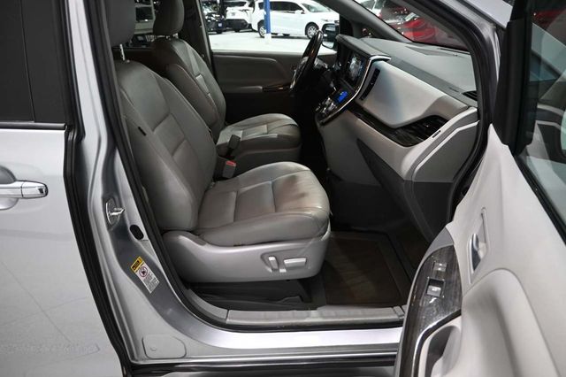 2015 Toyota Sienna XLE Premium Mobility Handicap Van - 23087048 - 14