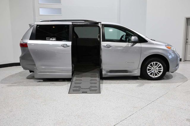 2015 Toyota Sienna XLE Premium Mobility Handicap Van - 23087048 - 16