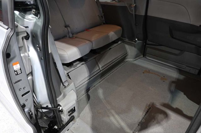 2015 Toyota Sienna XLE Premium Mobility Handicap Van - 23087048 - 17