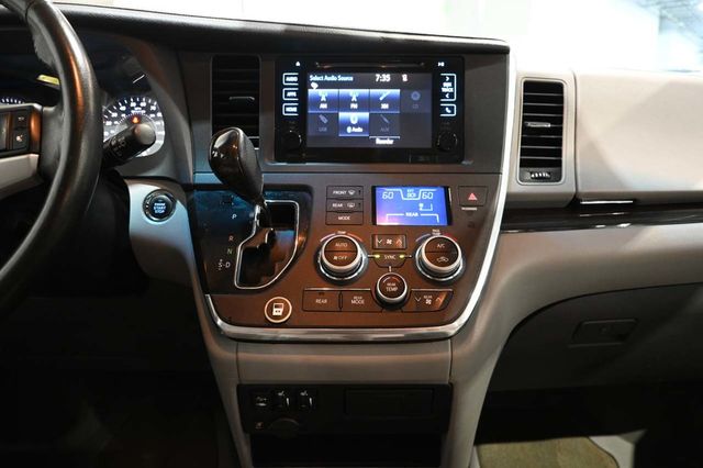 2015 Toyota Sienna XLE Premium Mobility Handicap Van - 23087048 - 22