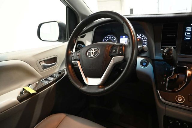 2015 Toyota Sienna XLE Premium Mobility Handicap Van - 23087048 - 23