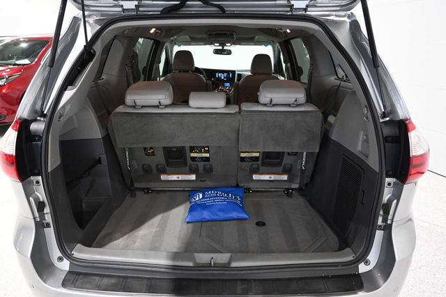 2015 Toyota Sienna XLE Premium Mobility Handicap Van - 23087048 - 24