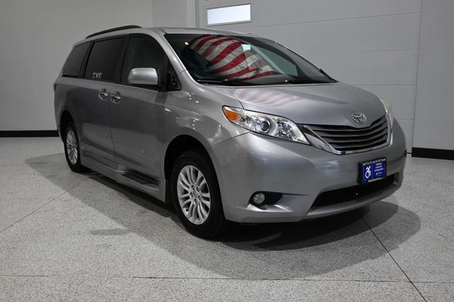 2015 Toyota Sienna XLE Premium Mobility Handicap Van - 23087048 - 2