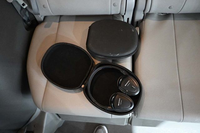 2015 Toyota Sienna XLE Premium Mobility Handicap Van - 23087048 - 30