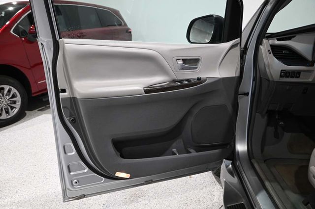 2015 Toyota Sienna XLE Premium Mobility Handicap Van - 23087048 - 31