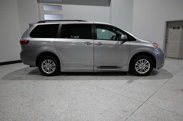 2015 Toyota Sienna XLE Premium Mobility Handicap Van - 23087048 - 4