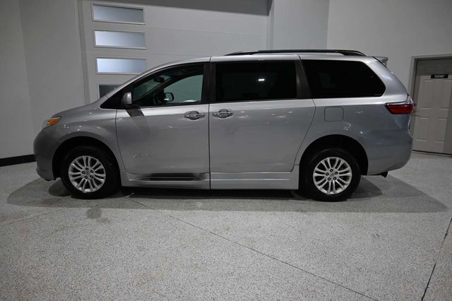 2015 Toyota Sienna XLE Premium Mobility Handicap Van - 23087048 - 8