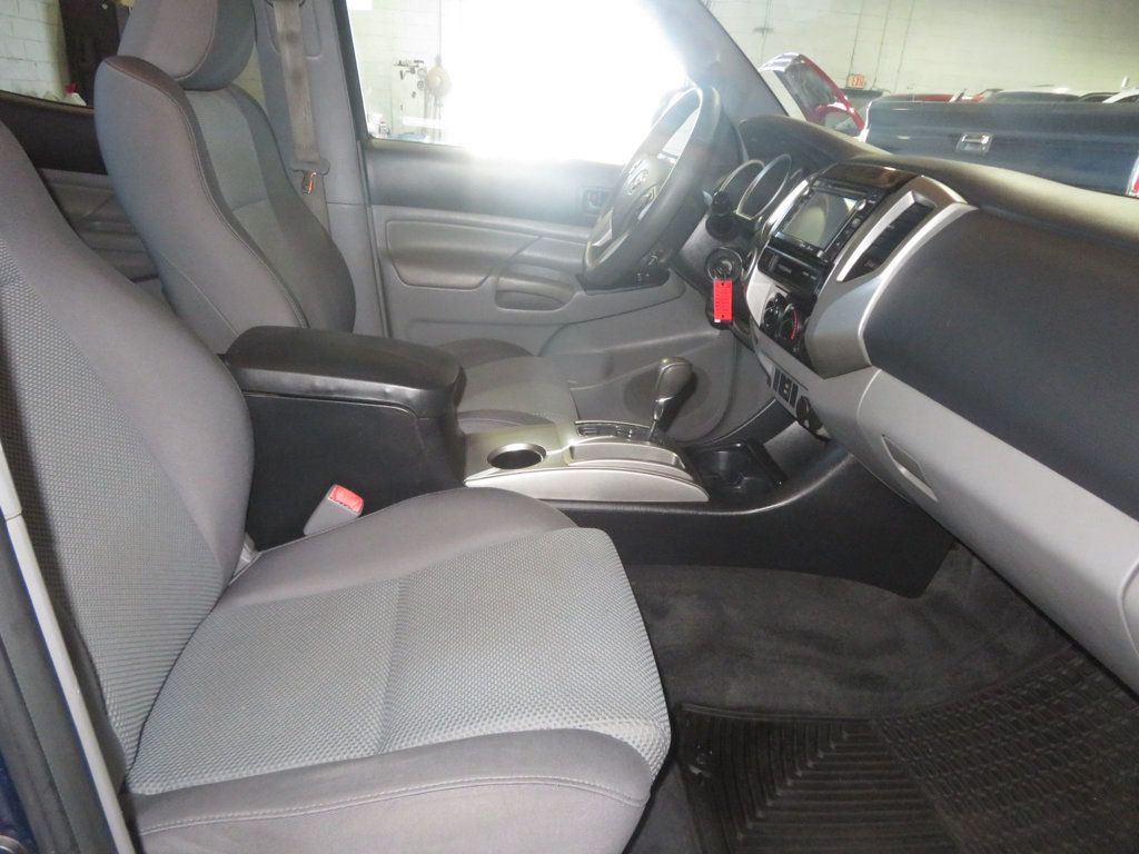2015 Toyota Tacoma 4X4 1OWNER 52 SERVICE RECORDS EXTRA CLEAN DOUBLECAB TACOMA  - 22895917 - 33