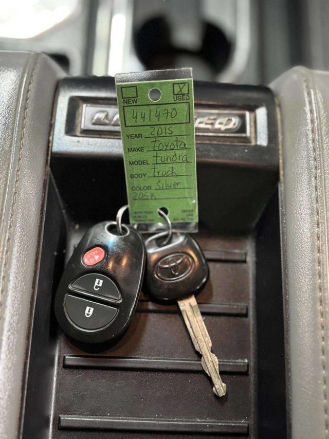 2015 Toyota Tundra CrewMax 5.7L FFV V8 6-Spd AT LTD (Natl) - 22984317 - 40