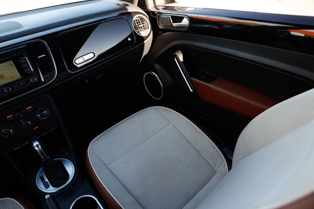 2015 Volkswagen Beetle Convertible 2dr Automatic 1.8T Classic - 22972678 - 26