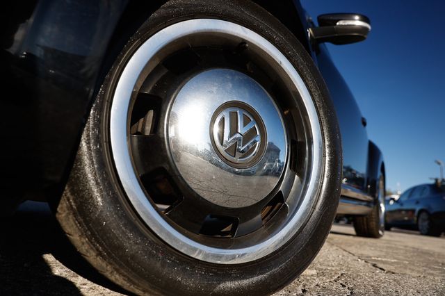 2015 Volkswagen Beetle Convertible 2dr Automatic 1.8T Classic - 22972678 - 33