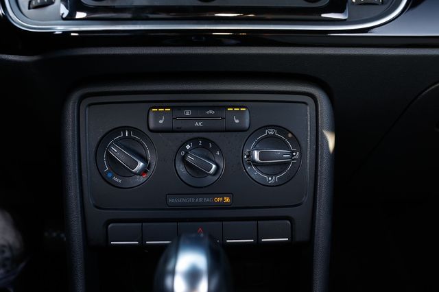 2015 Volkswagen Beetle Convertible 2dr Automatic 1.8T Classic - 22972678 - 34