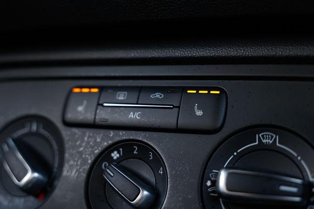 2015 Volkswagen Beetle Convertible 2dr Automatic 1.8T Classic - 22972678 - 35