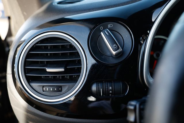 2015 Volkswagen Beetle Convertible 2dr Automatic 1.8T Classic - 22972678 - 44