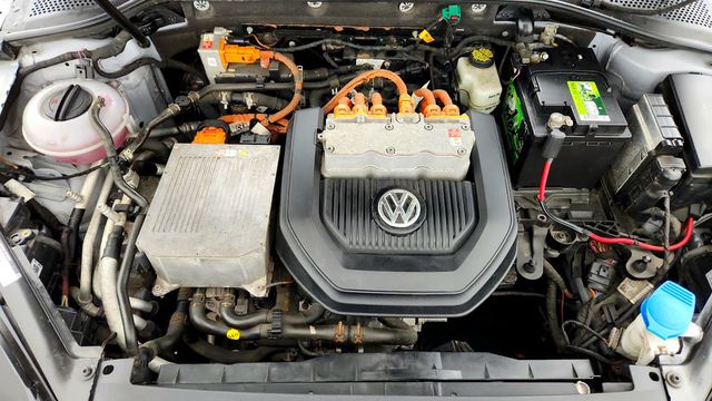 2015 Volkswagen e-Golf 4dr Hatchback SEL Premium - 23084899 - 24