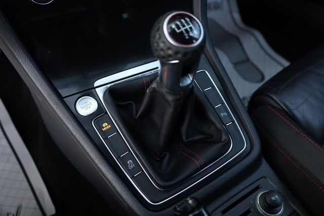 2015 Volkswagen Golf GTI 2dr HB Man SE w/Performance Pkg - 22928737 - 35