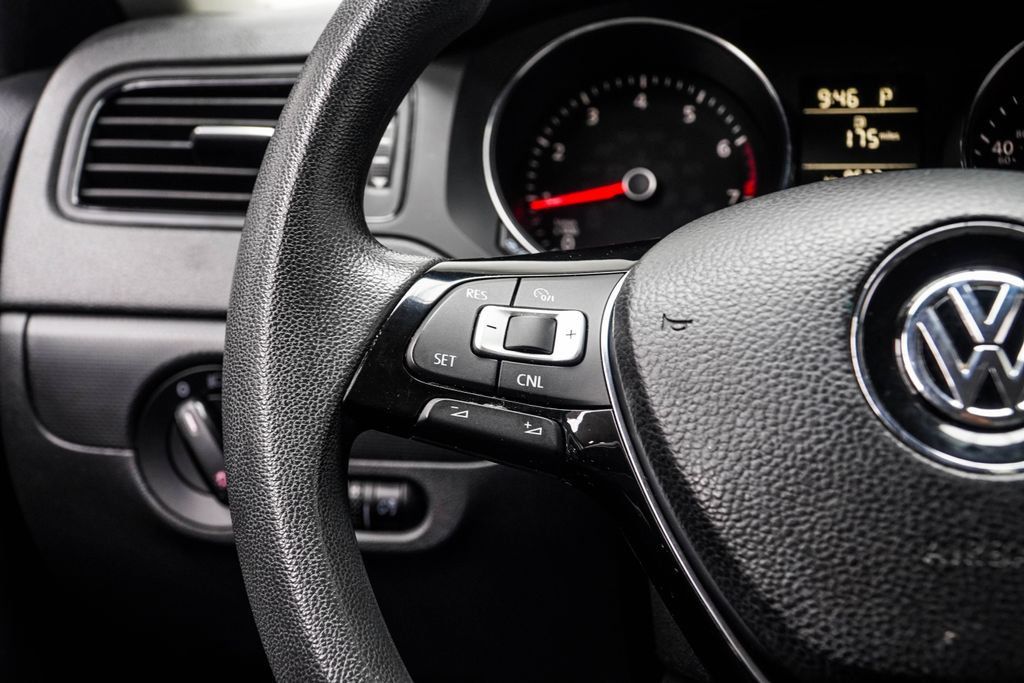 Volkswagen Jetta photo 24
