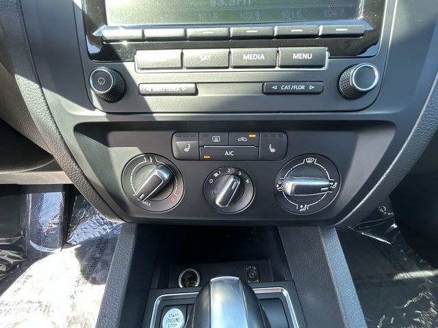 2015 Volkswagen Jetta Sedan SE - 23014244 - 17