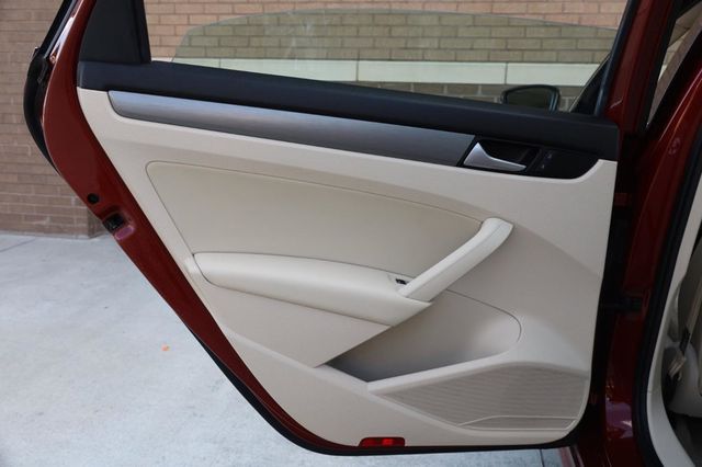 2015 Volkswagen Passat 1.8T SE w/Sunroof & Nav - 23048387 - 17