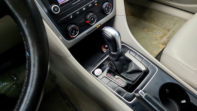 2015 Volkswagen Passat 4dr Sedan 1.8T Automatic Limited Edition PZEV w/ Heated Seats - 22996818 - 15