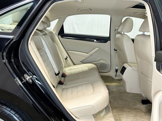 2015 Volkswagen Passat 4dr Sedan 1.8T Automatic SEL Premium PZEV - 23037922 - 25