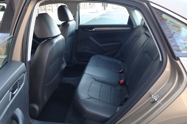 2015 Volkswagen Passat 4dr Sedan 2.0L DSG TDI SE w/Sunroof & Nav - 22978825 - 18