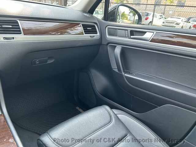 2015 Volkswagen Touareg 4dr V6 Lux - 23064884 - 30