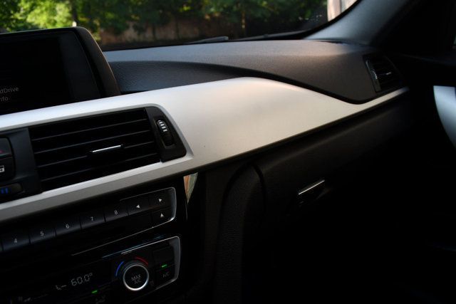 2016 BMW 3 Series 320i - 22884971 - 21