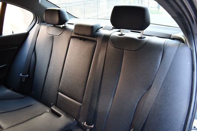 2016 BMW 3 Series 320i - 22884971 - 32