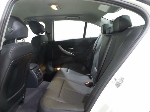 2016 BMW 3 Series 320i - 15400179 - 11