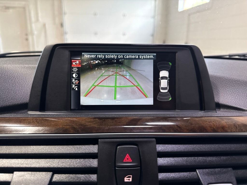 2016 BMW 3 Series 320i xDrive - 23045767 - 16