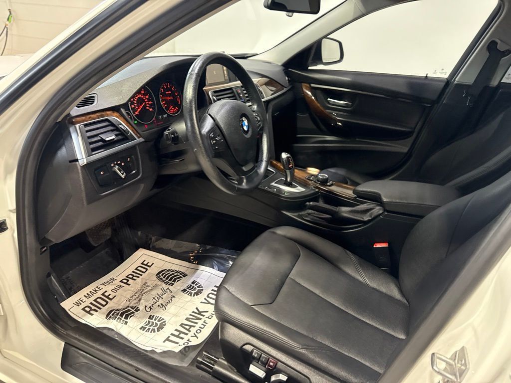 2016 BMW 3 Series 320i xDrive - 23045767 - 22
