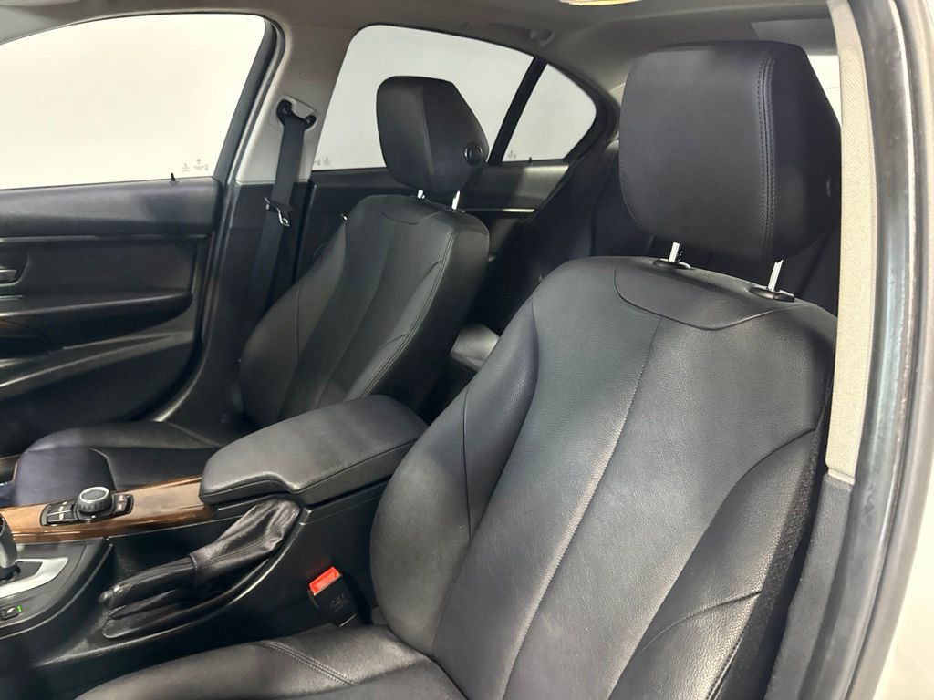 2016 BMW 3 Series 320i xDrive - 23045767 - 24