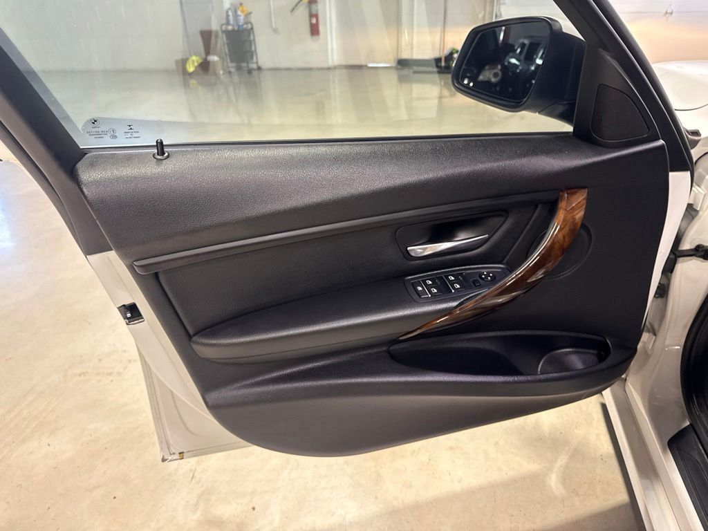 2016 BMW 3 Series 320i xDrive - 23045767 - 26