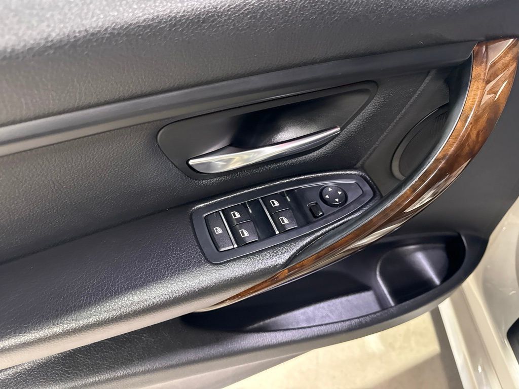 2016 BMW 3 Series 320i xDrive - 23045767 - 27