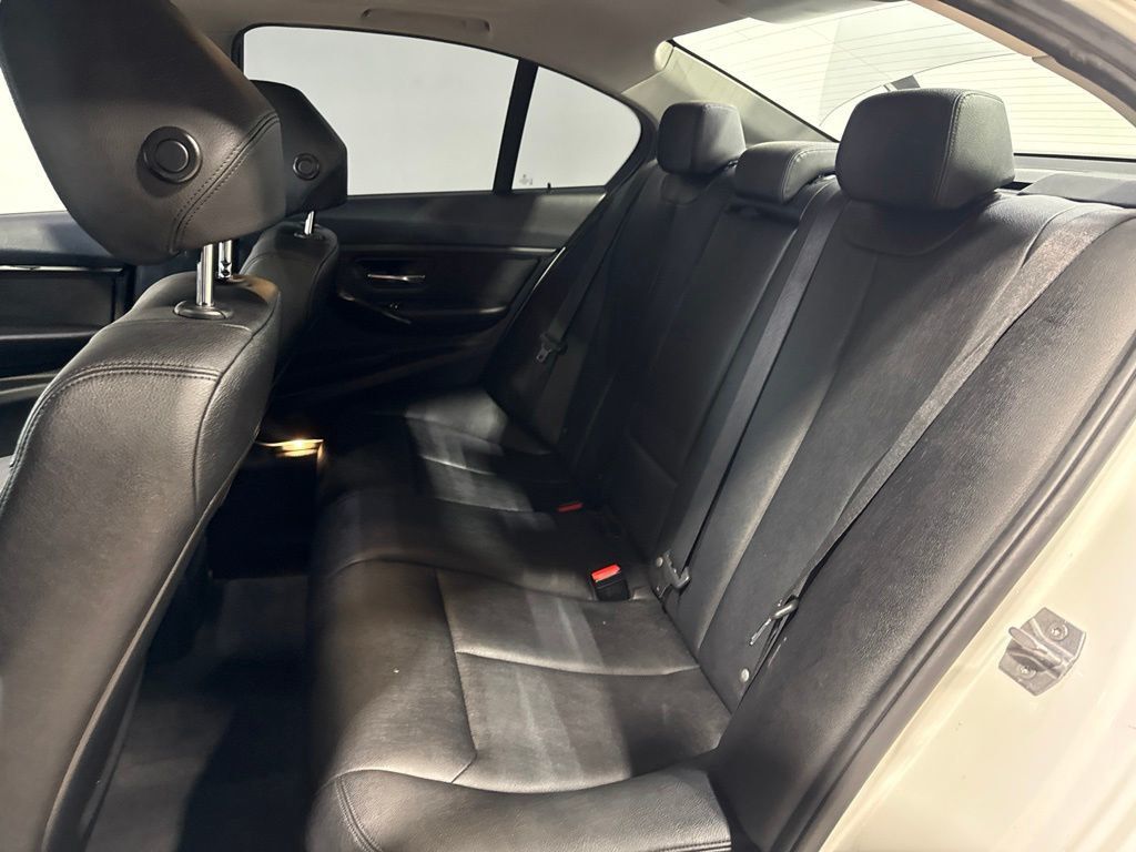2016 BMW 3 Series 320i xDrive - 23045767 - 29