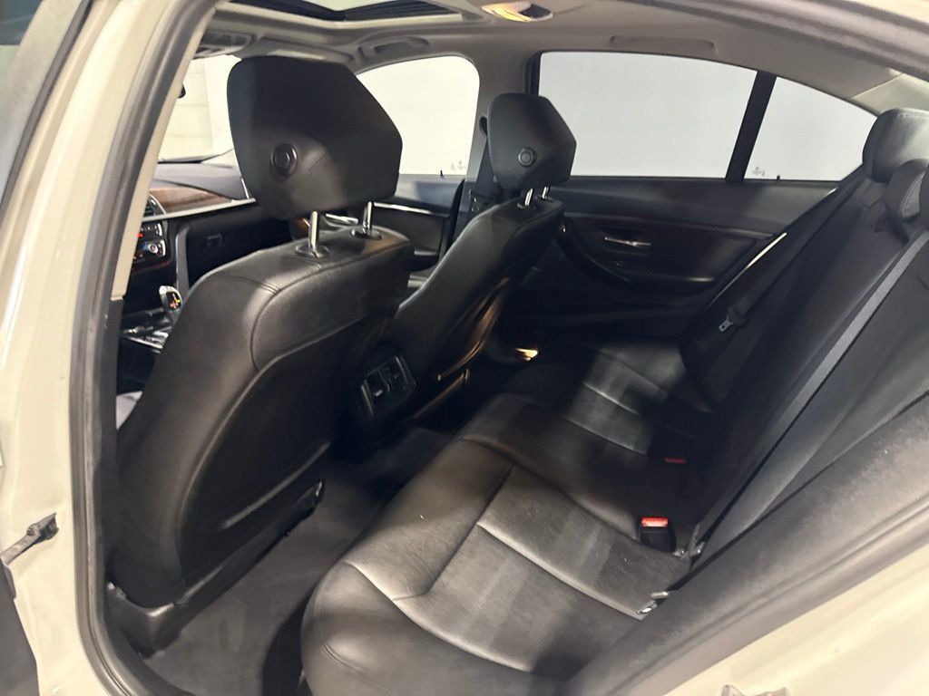 2016 BMW 3 Series 320i xDrive - 23045767 - 30